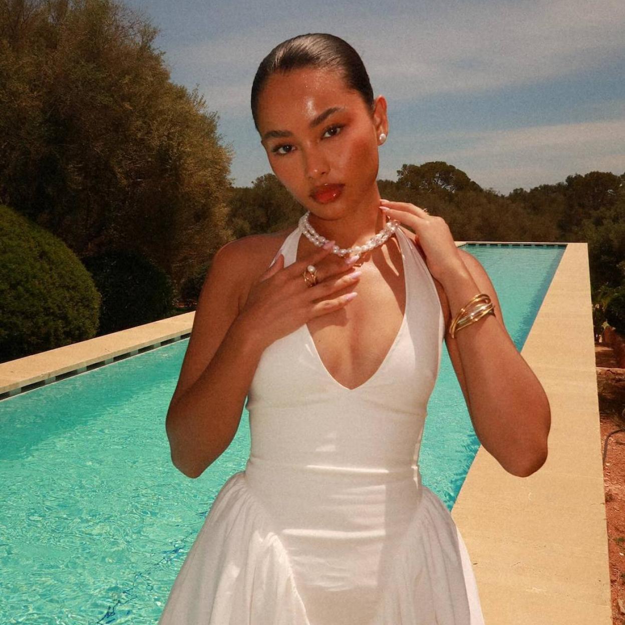 Influencer con piel radiante