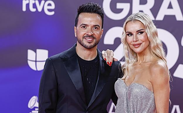 Luis Fonsi y su mujer, la cordobesa Águeda López en los Grammy Latino celebrados en Sevilla. 