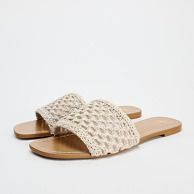 Sandalia plana con tira de crochet (25,95€)