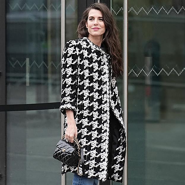 Carlota Casiraghi con una chaqueta larga de tweed. 