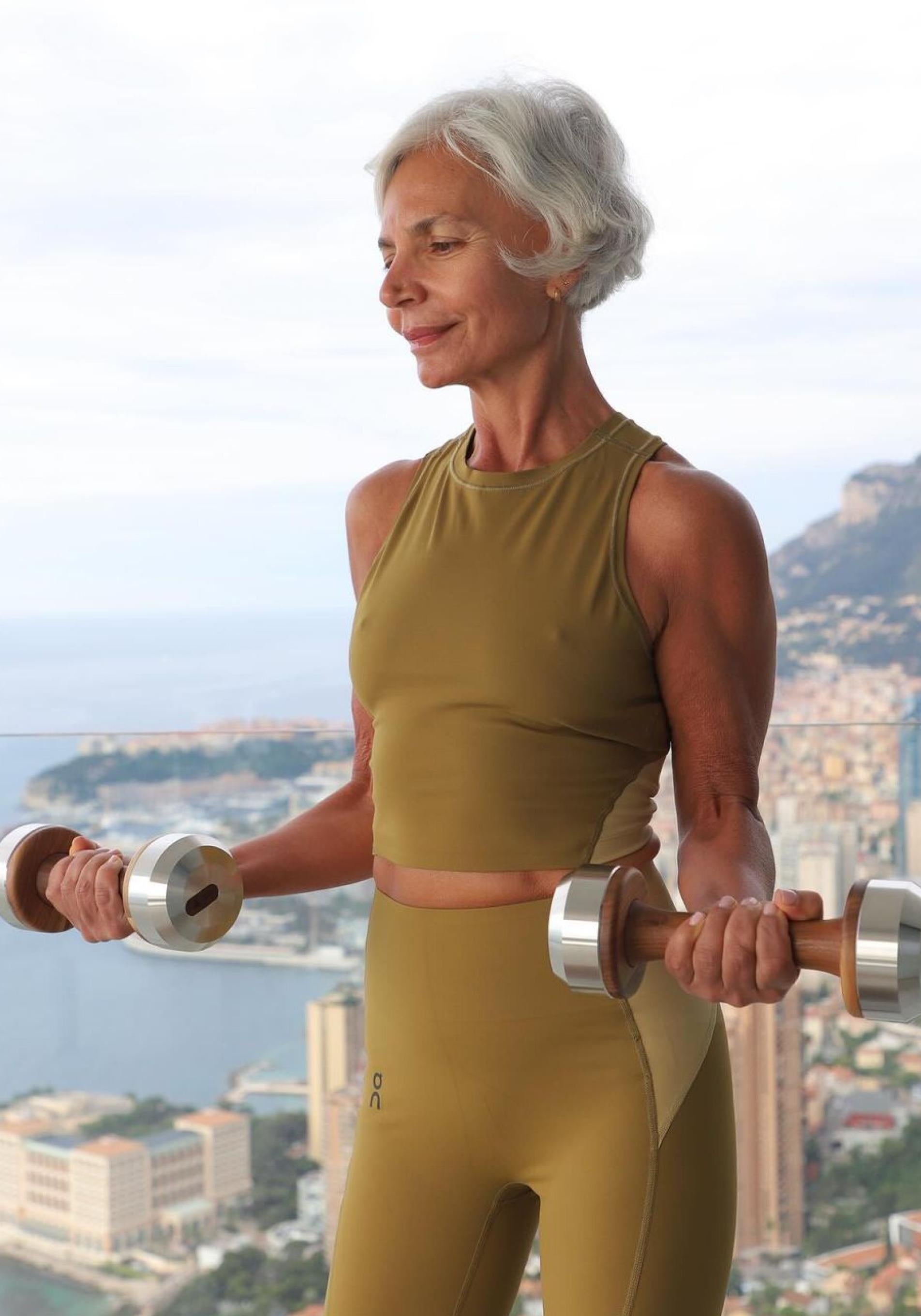 Esta es la rutina de cinco minutos que tienes que hacer a los 50 para trabajar el core en casa