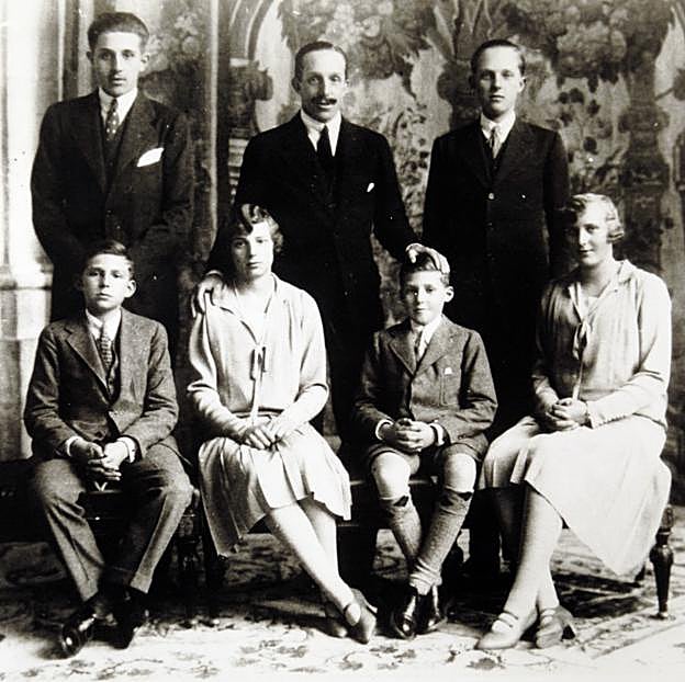 Alfonso XIII con sus hijos