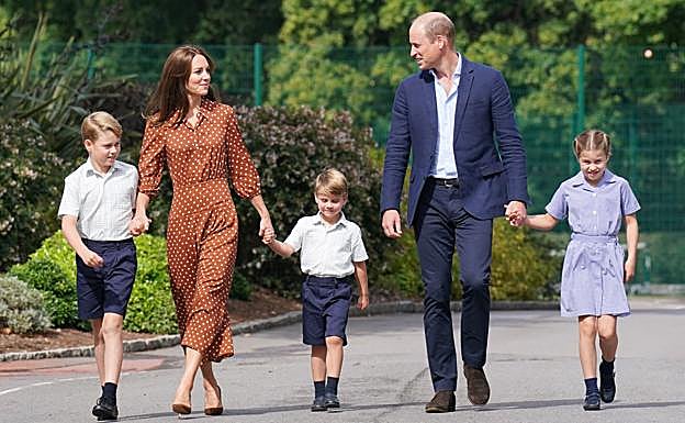 Los príncipes de Gales junto a sus tres hijos. 
