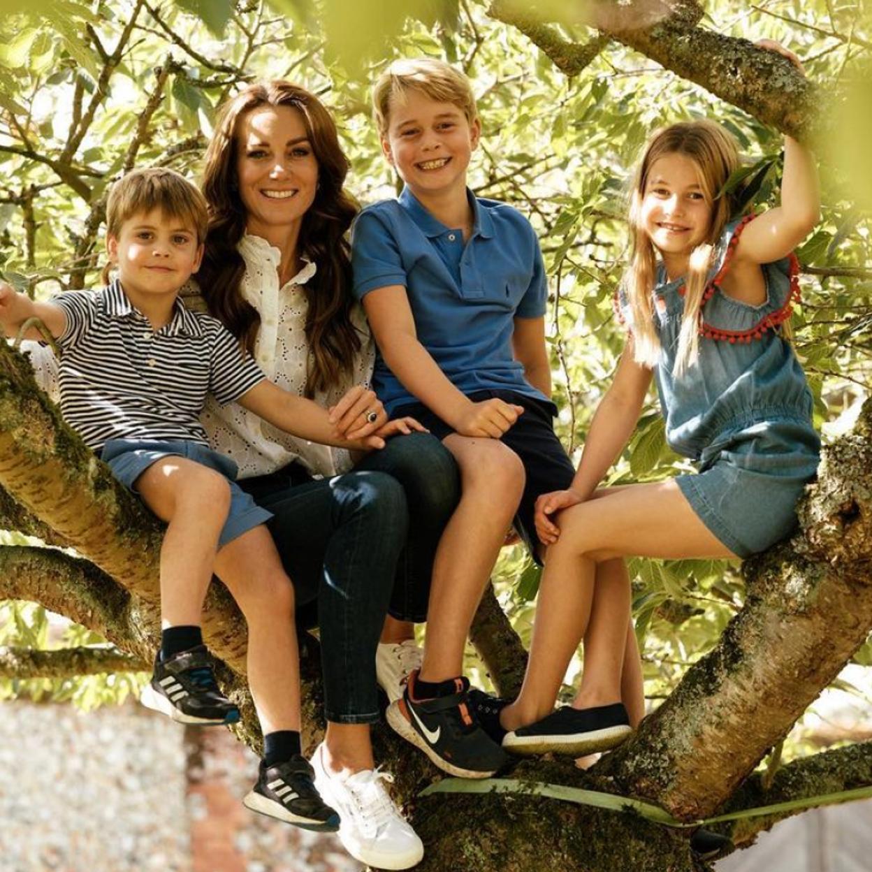 Kate Middleton con sus hijos, George, Louis y la princesa Charlotte. 