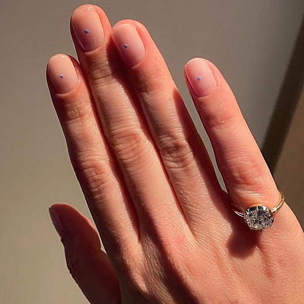 Manicura con puntos