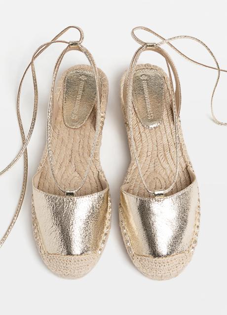 Imagen - Alpargatas doradas de Stradivarus (25,99 euros)