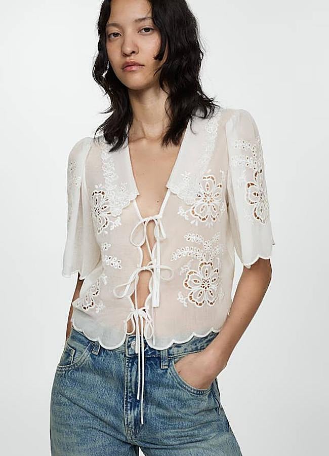 Imagen - Blusa de manga corta blanca con bordados y festoneados