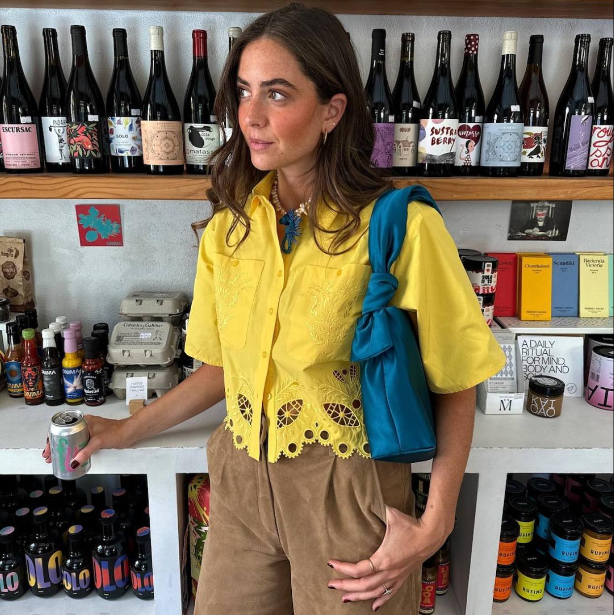 Influencer con blusa de manga corta