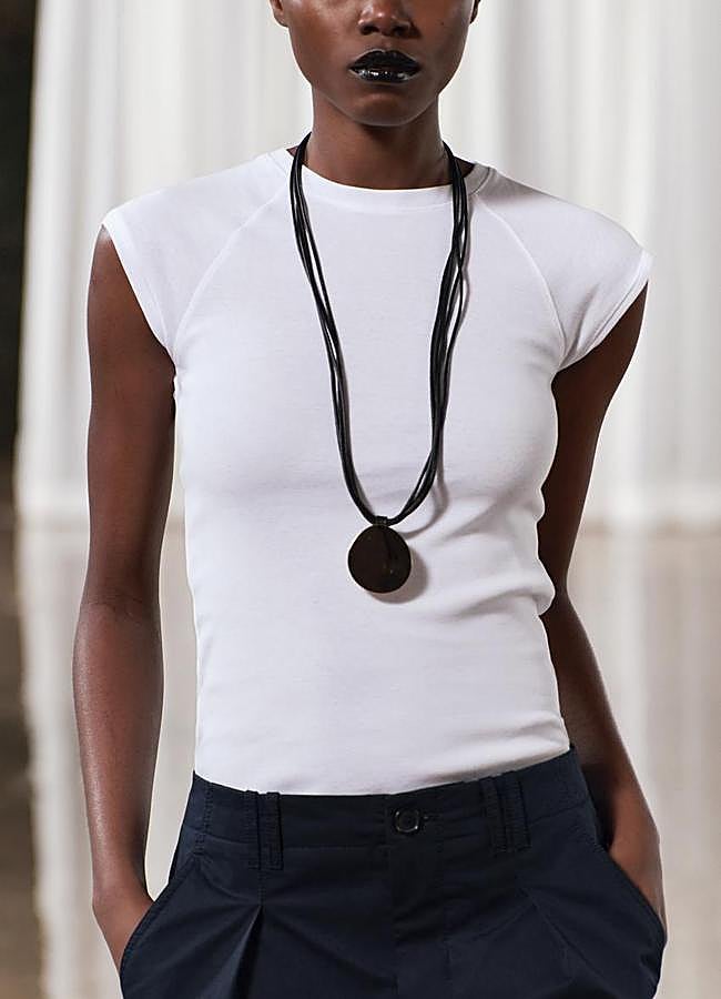 Imagen - Camiseta con manga ranglán de Zara. Foto: Zara.