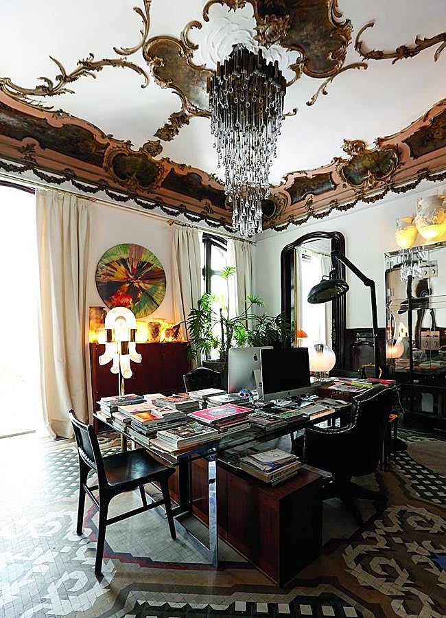 Imagen - Su salón-despacho, escritorio hecho con una estantería Krawson, lámpara de pie de Aldo Nason de los 60 y chandelier de Murano de Fazzini.