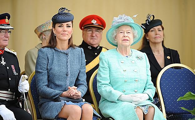 Kate Middleton junto a la fallecida reina Isabel II en 2012. 