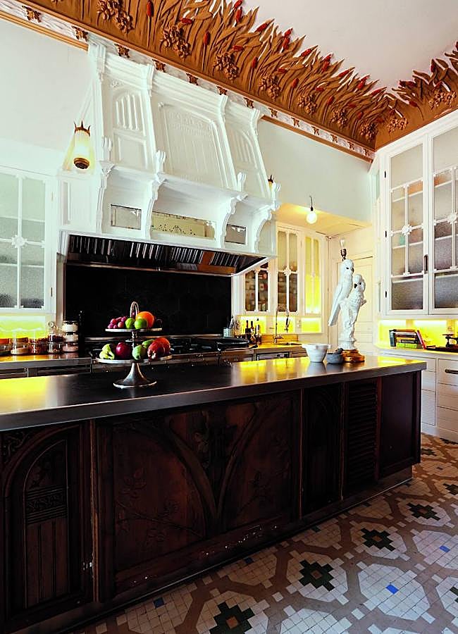 Imagen - La cocina, con encimera de madera tallada y molduras y suelos originales de la casa.