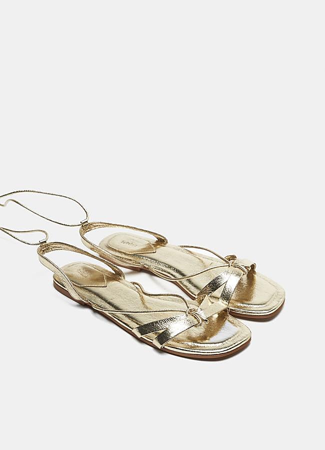 Imagen - Sandalia dorada de Lefties.