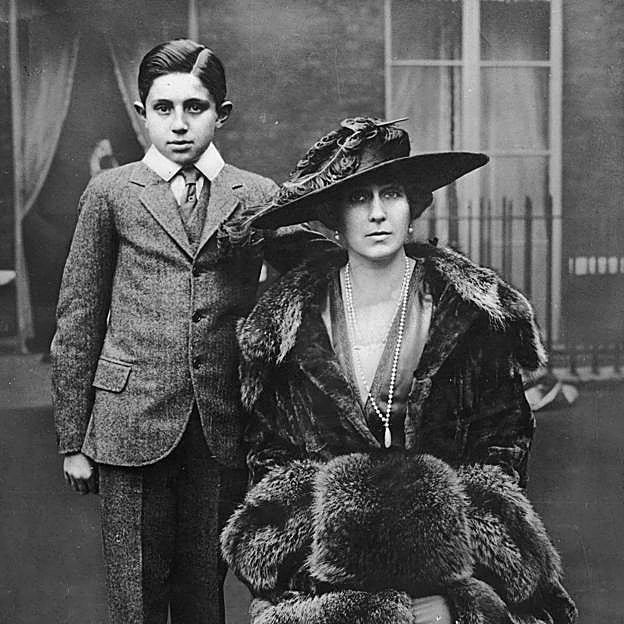 Jaime de Borbón con su madre la reina Victoria Eugenia. 