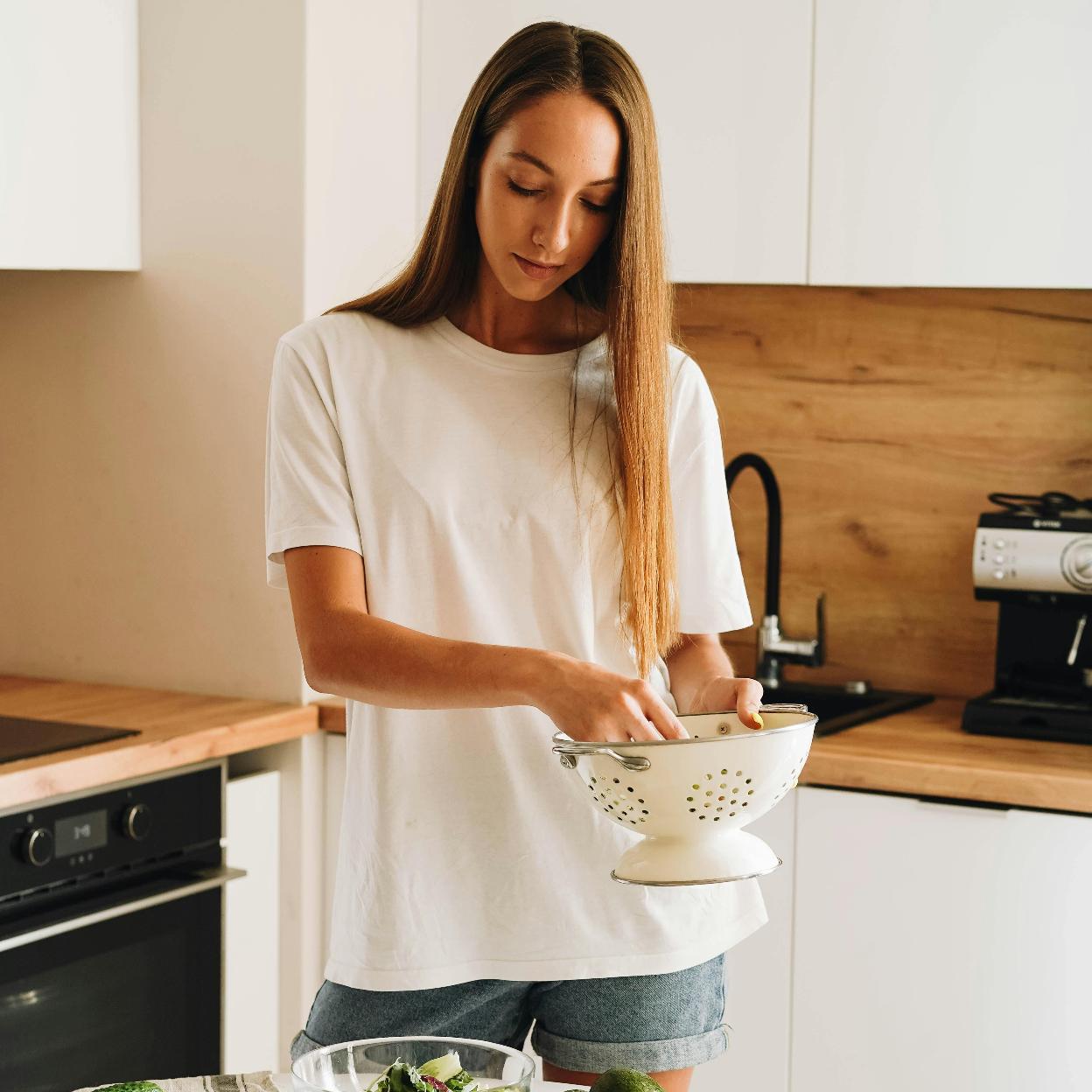 Una mujer cocinando