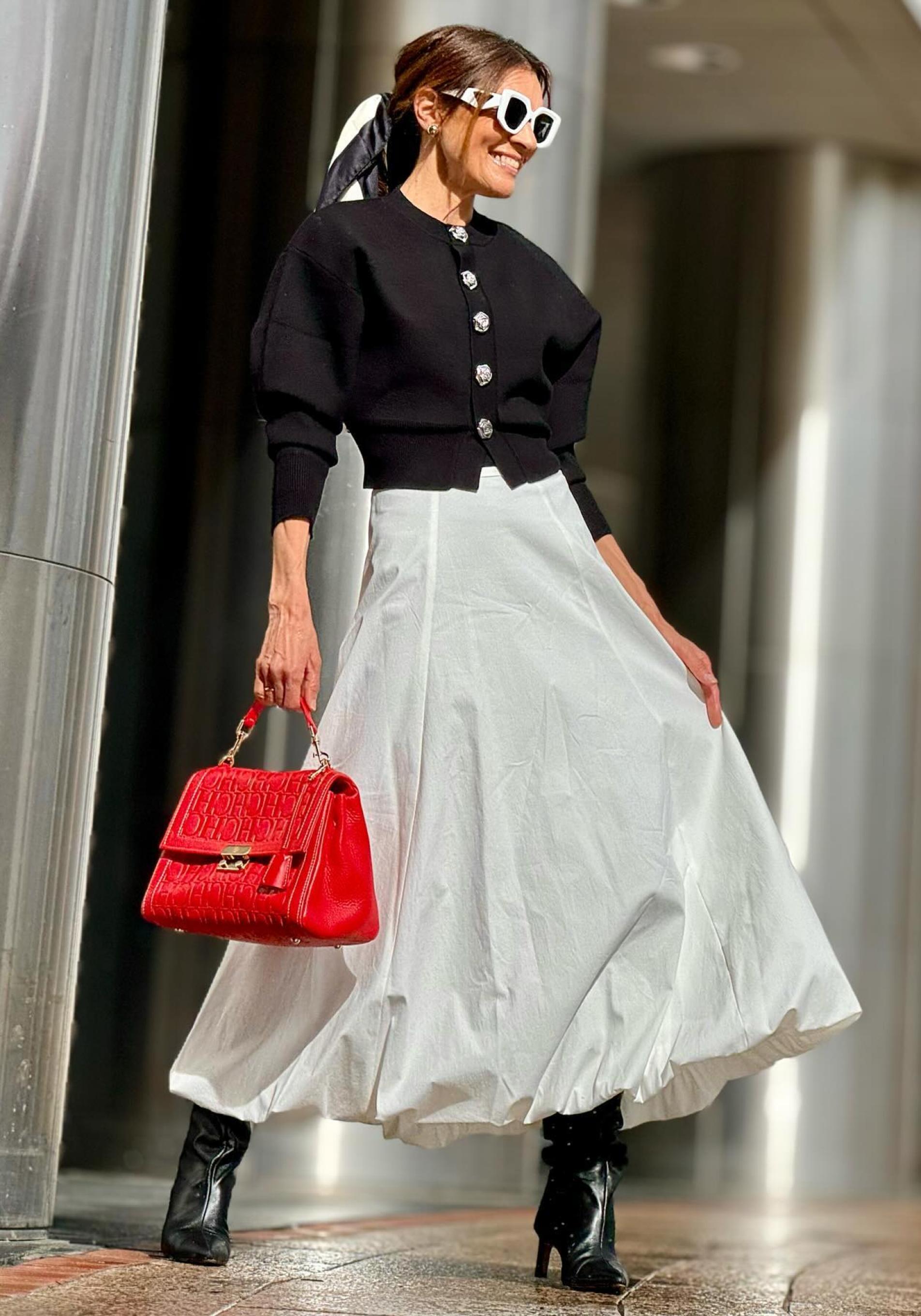 Influencer con falda globo