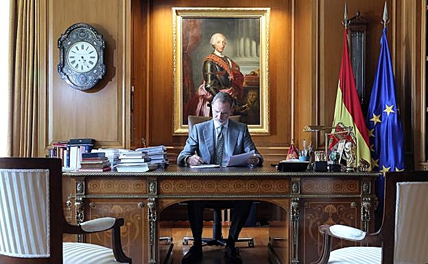 El rey Felipe, trabajando en su despacho en una de las imágenes oficiales por el X aniversario de su proclamación.