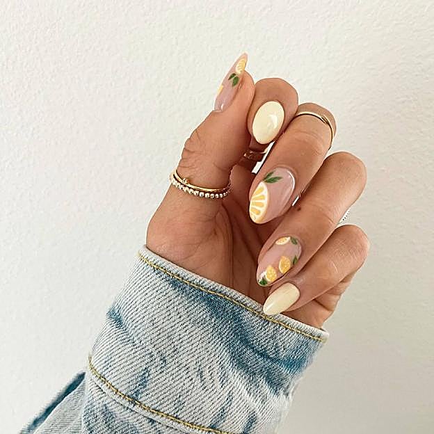 Uñas fruity con limones