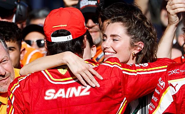 Rebecca Donaldson abrazando al piloto Carlos Sainz Jr. 