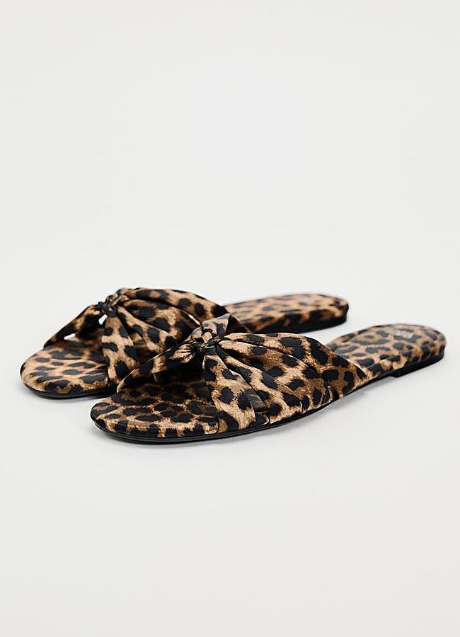Imagen - Sandalias planas con estampado de leopardo de Zara.