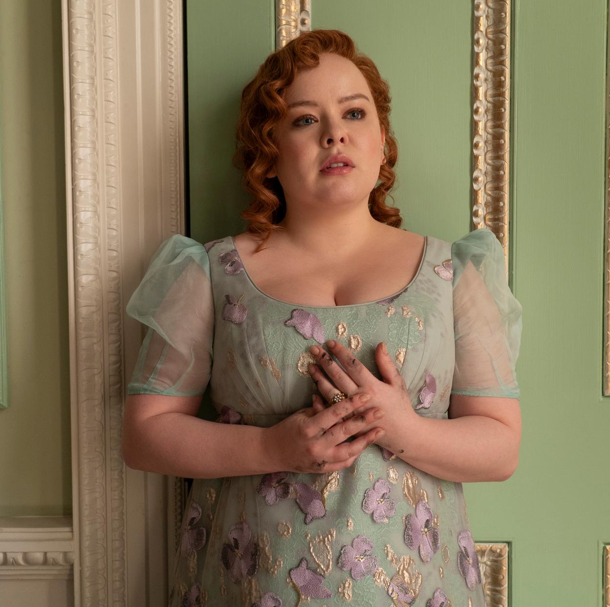 Nicola Coughlan como Penelope Featherington en una imagen del sexto episodio de la tercera temporada de Los Bridgerton. 