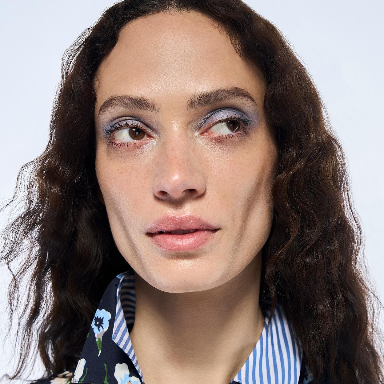 Modelo con piel luminosa