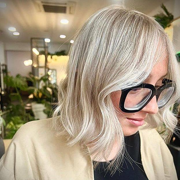 Mujer con mechas espiga y rubio nórdico en Verónica Busó