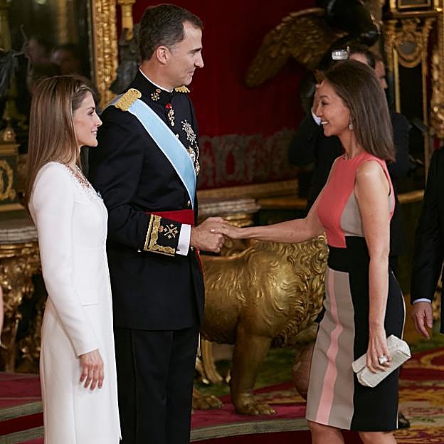 Los reyes saludan a Isabel Preysler. 