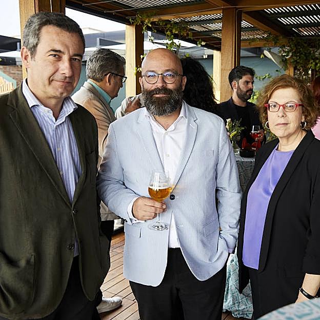 Imagen principal - Arriba, Alfredo Jiménez Millas, director general de Vocento.Medios; Domingo Rodríguez Ayerbe, director comercial de Vocento Medios; y María José Barrero, subdirectora de Mujerhoy. Abajo: Verónica Lourido, directora comercial del área de lifestyle e internacional en Vocento.Medios; Cristina Bécares Ramírez, Comunicación Corporativa, PR & Employer Branding de Leroy Merlin; Marina Dorado, responsable de Comunicación y Prensa de Leroy Merlin España y Ainhoa Bergés, Directora de Marketing del Área de Lujo, Estilo de vida y Revistas. En la otra foto, Paloma Bravo, directora general de Comunicación y Relaciones Institucionales de Vocento, junto a Frances Haugen.