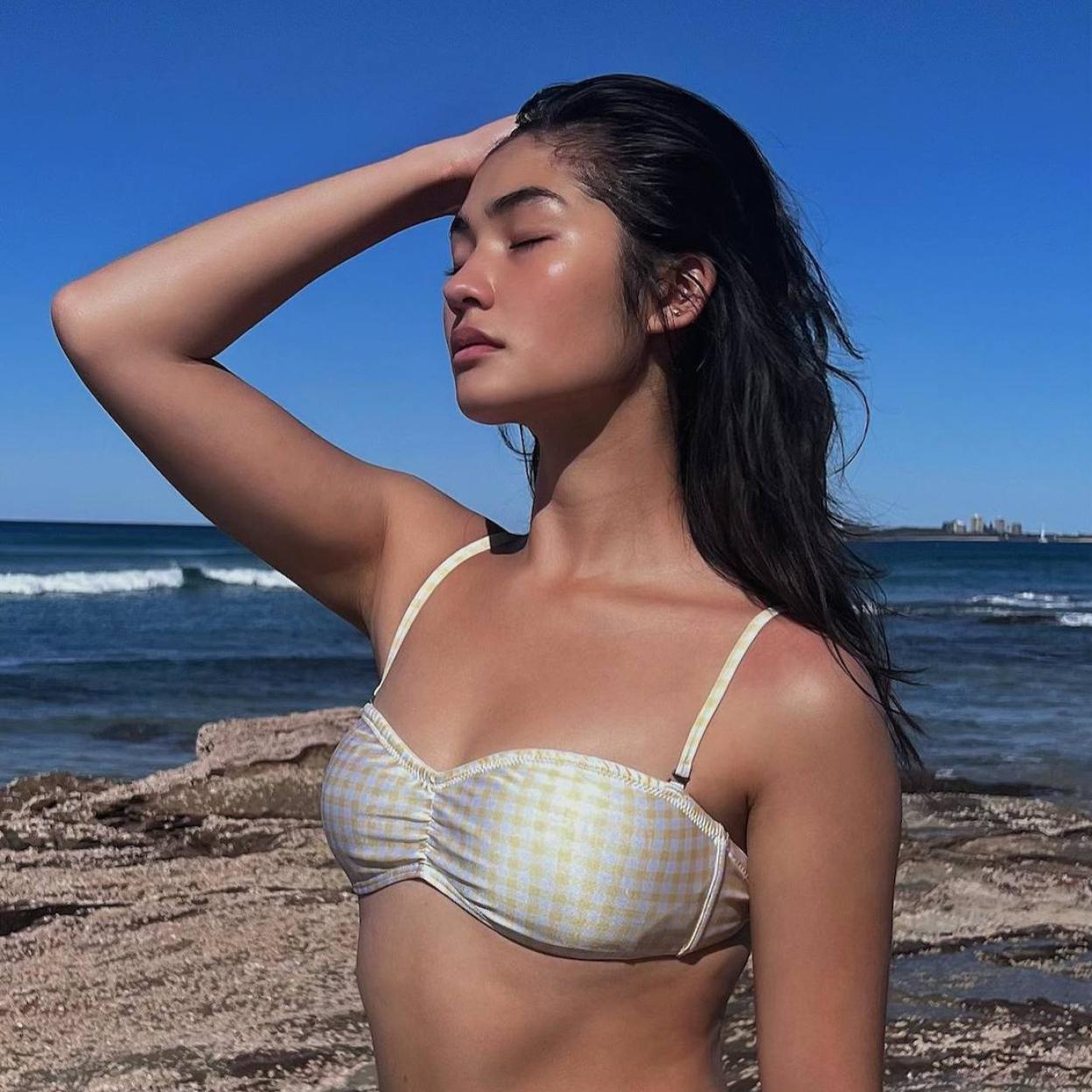 Influencer con piel luminosa