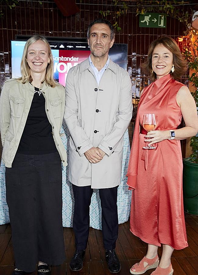 Imagen - La editora de Reuters Europa Rachel Armstrong junto a Fernando Belzunce, director general editorial de Vocento; y la genetista Carola García de Vinuesa. Foto: Álex Rivera. 