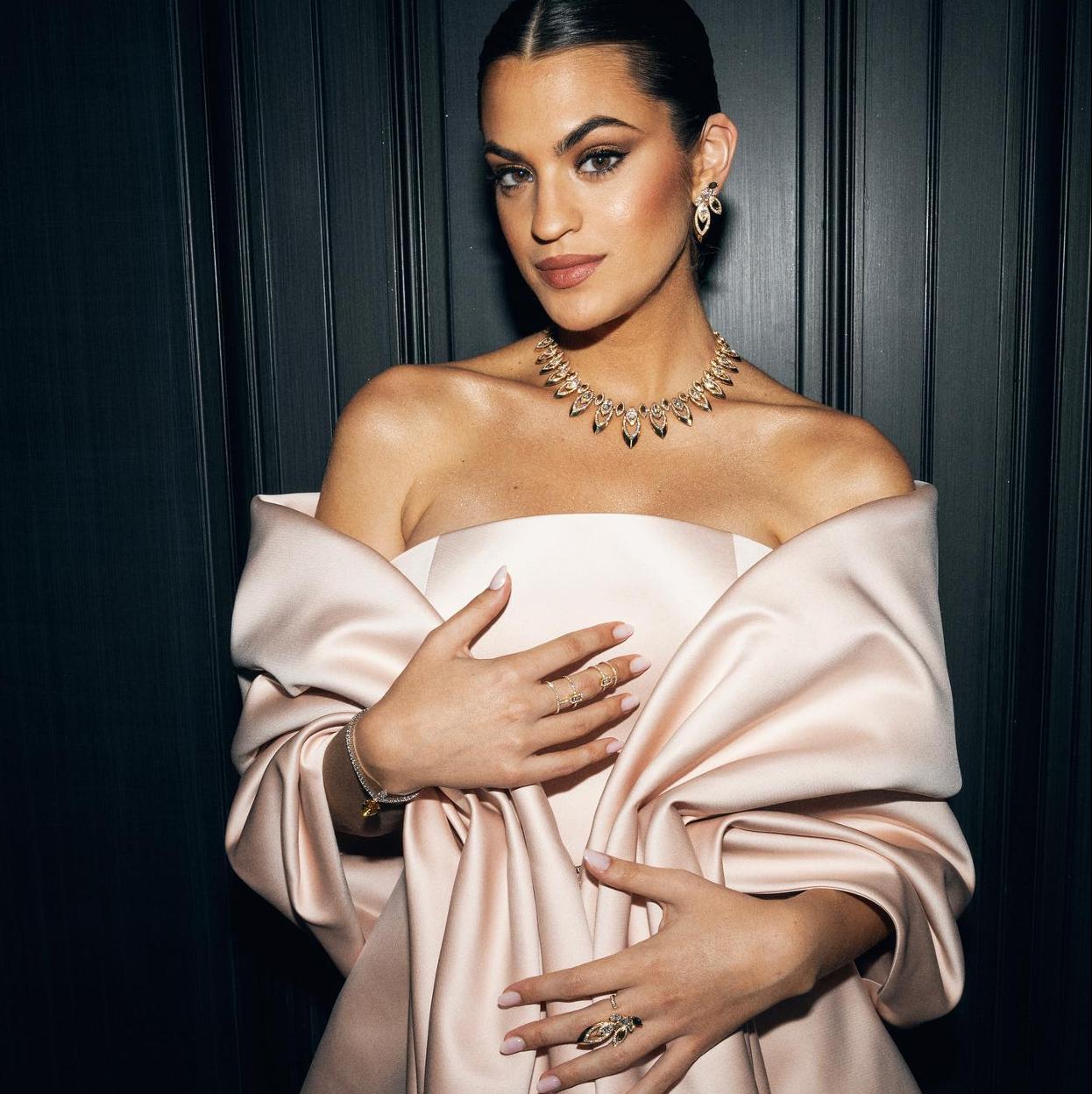 La influencer Marta Lozano con una manicura elegante.