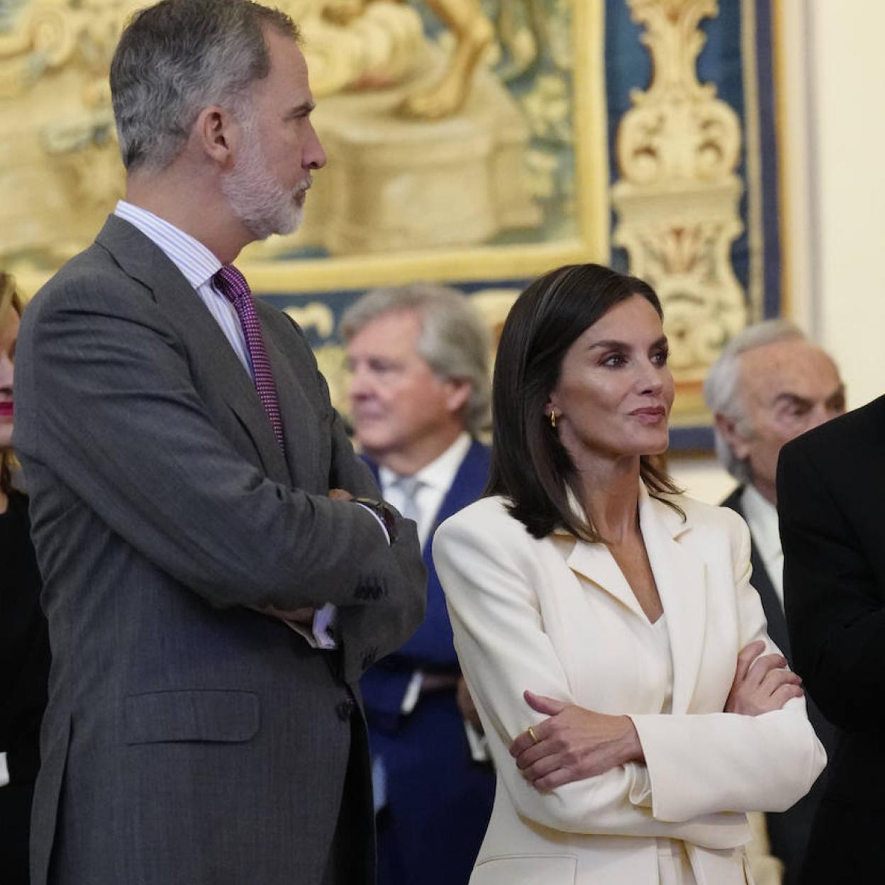 La reina Letizia repite el traje de Mango perfecto: muy elegante de blanco  y con zapatillas | Mujerhoy