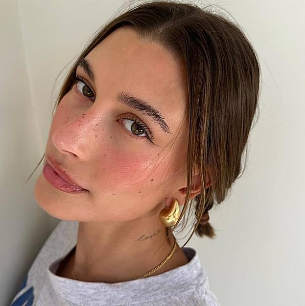 Hailey Bieber con colorete rosa strawberry blush