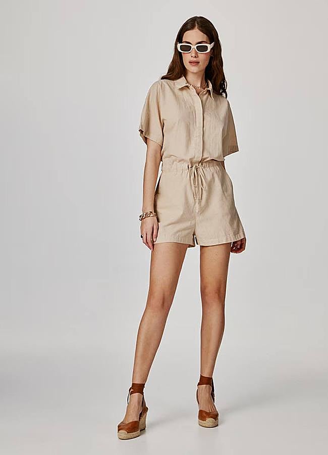 Imagen - Mono corto beige en tejido de lino