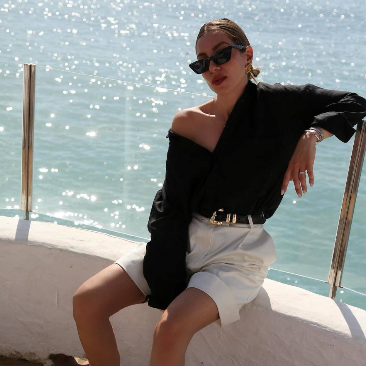 Influencer con básicos de verano