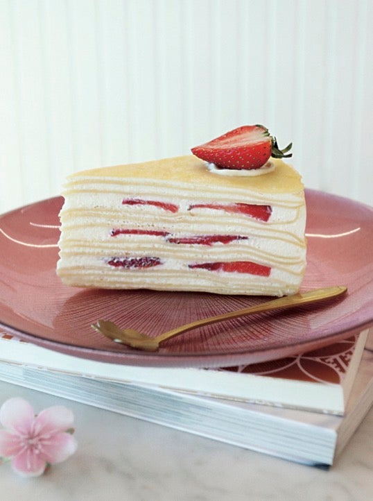 La Mille Crepe de chocolate blanco y fresa de Noelia Tomoshige, una de las elaboraciones más vendidas de Monroebakes y la favorita de la repostera.