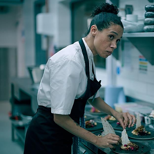 Vinette Robinson es Carly en Boilling Point.