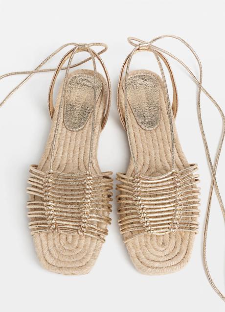 Imagen - Sandalias doradas de esparto de Stradivarius (35,99 euros)
