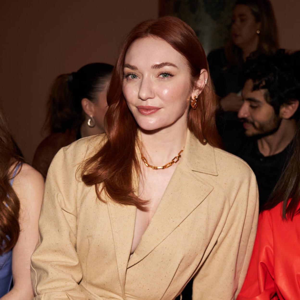 La actriz Eleanor Tomlinson con piel luminosa