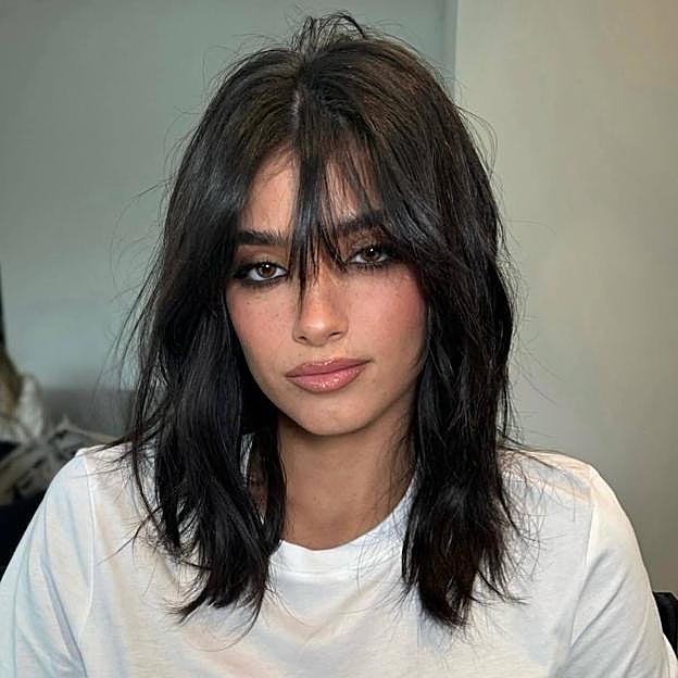 Dixie D'Amelio con cowgirl cut midi con flequillo