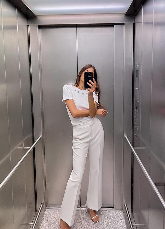 Imagen - Pantalones blancos estilo flare de Zara.