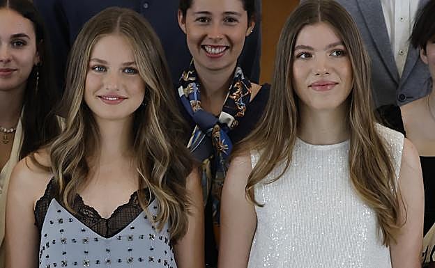 La princesa Leonor y la infanta Sofía en la Galeria de las Colecciones Reales. 