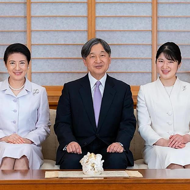 El emperador Naruhito de Japón, en el centro, con su mujer Masako (izquierda) y su hija Aiko (derecha)