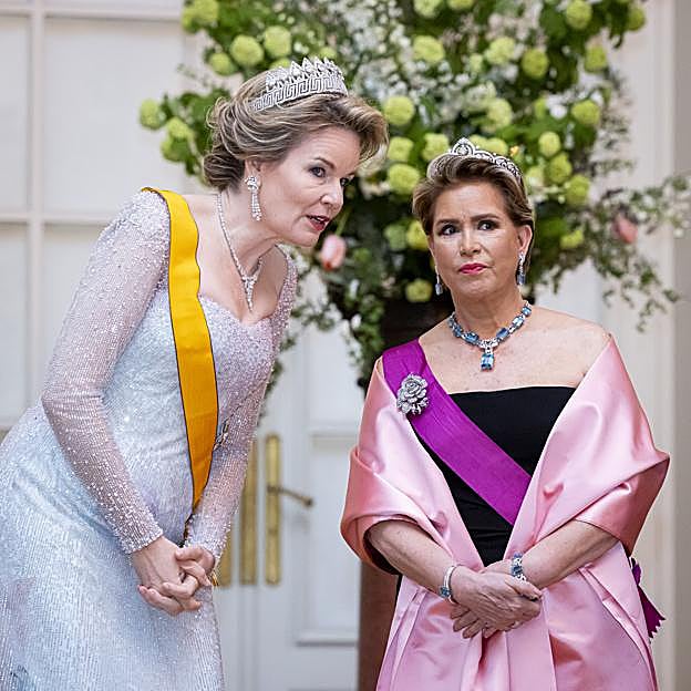 Matilde de Bélgica se agacha a hablarcon María Teresa de Luxemburgo.