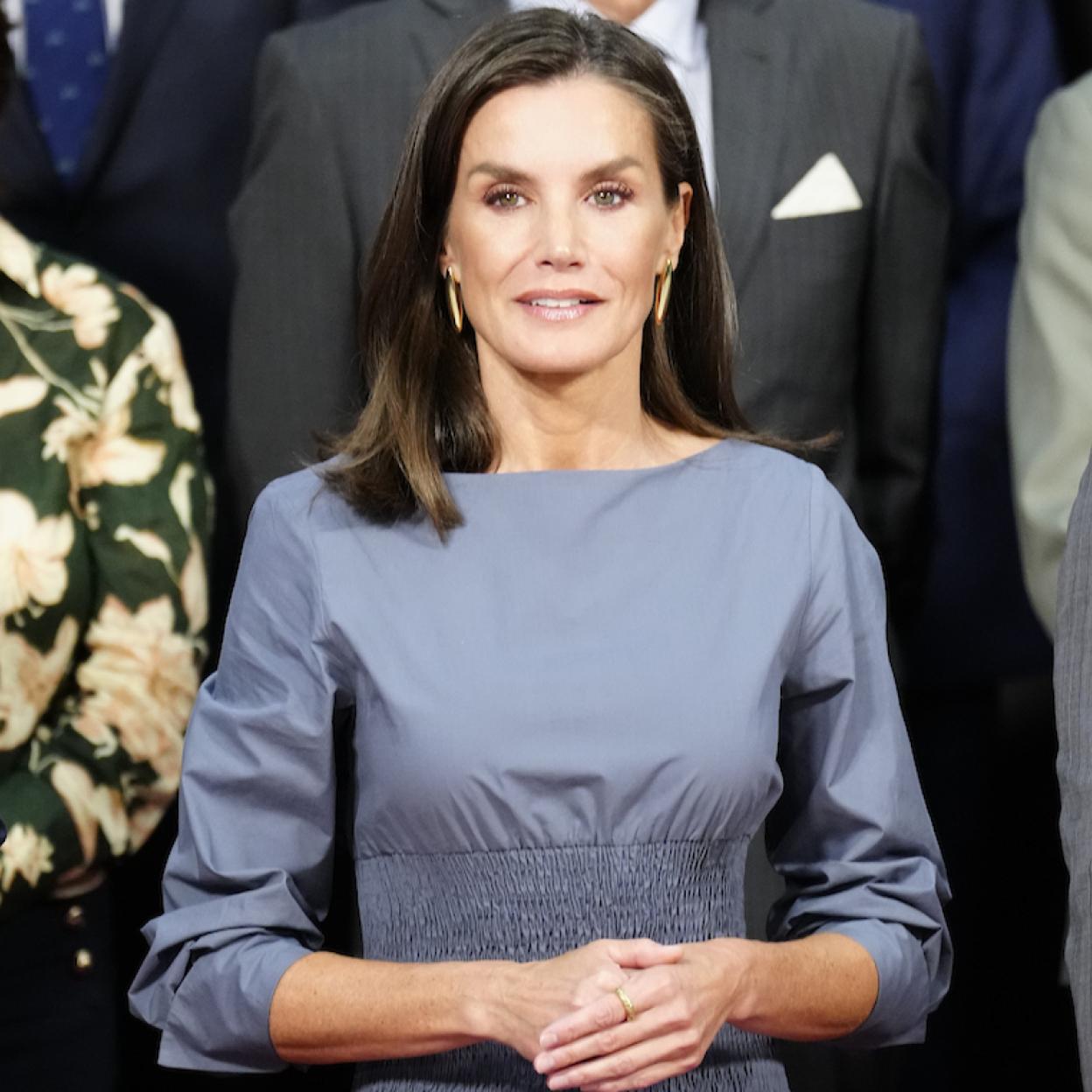 La reina Letizia con un vestido de Adolfo Domínguez 