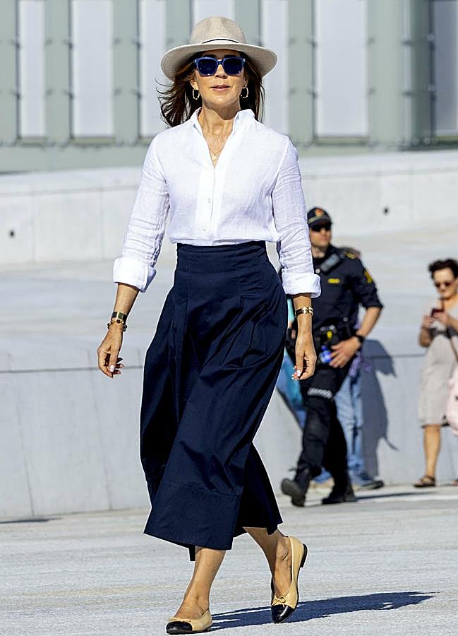 Imagen - Mary de Dinamarca con un look dos piezas compuesto por falda y camisa con sombrero. / GTRES