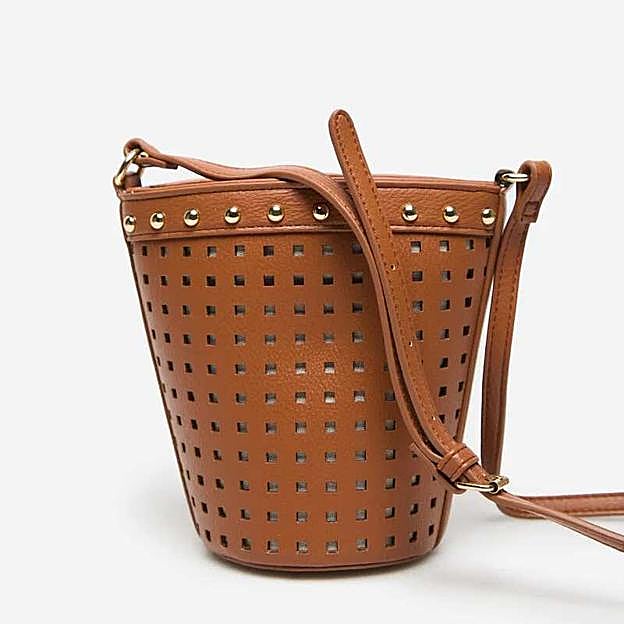 Imagen principal - Bolso mini bucket troquelado (23,99€)/ Sandalia plataforma trenzada (39,99 €)/ Vestido con bolsillos (49,99 €)