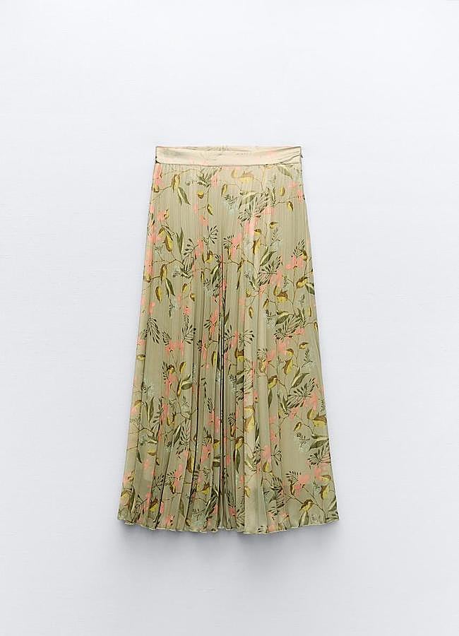 Imagen - Falda plisada con estampado de flores en verde de Zara.