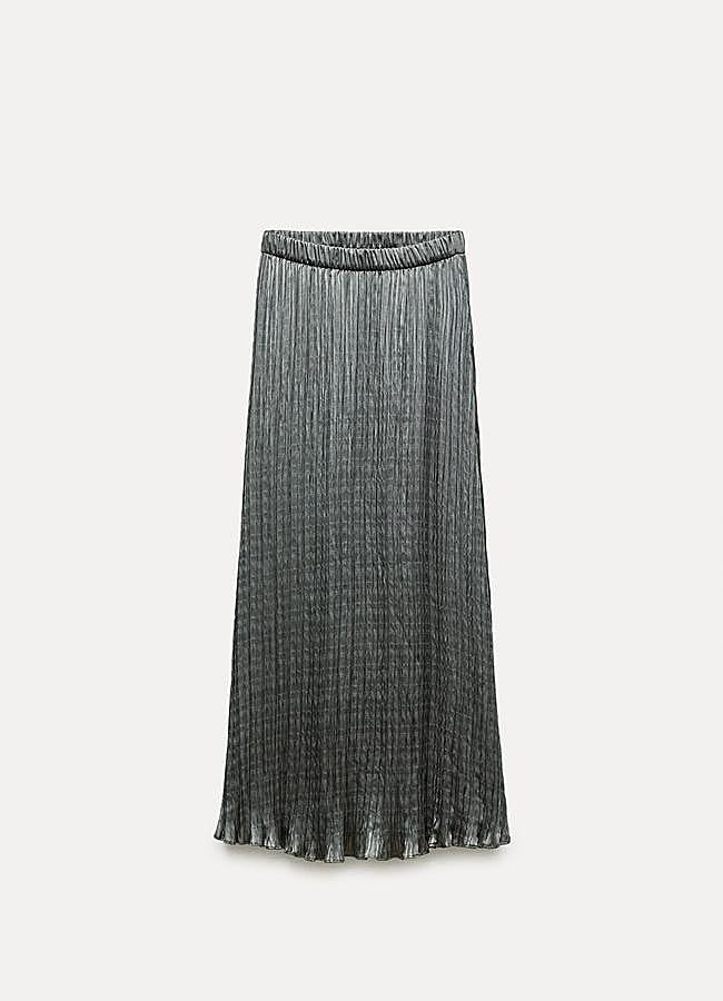 Imagen - Falda plisada con efecto satinado en azul grisáceo de Zara.